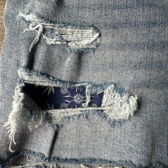 Old Navy High Rise Distressed Denim Shorts - Women’s Size 4 New with Tags - Picture 3 of 5
